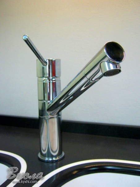 мойка увенчана смесителем